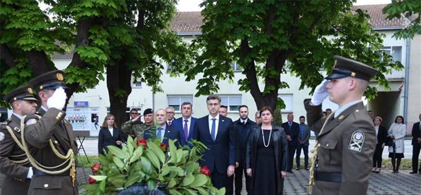 Predsjednik Vlade u Okučanima odao počast braniteljima poginulim u Vojno-redarstvenoj operaciji Bljesak